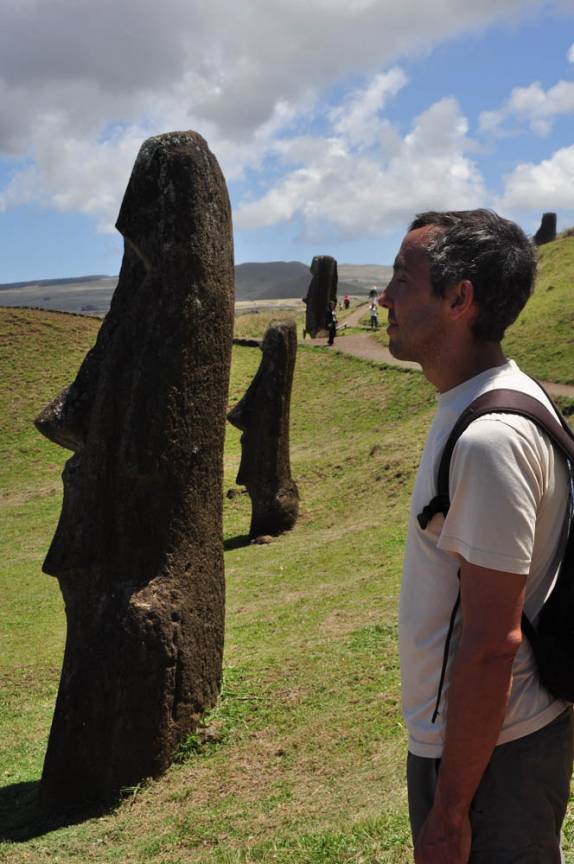 Passeando pela incrível 'fábrica' de Moais, em rano raraku, em Rapa Nui (ou Ilha de Páscoa), território chileno no meio do Oceano Pacífico